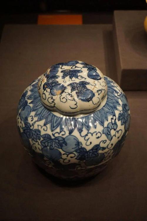 明代是中国陶瓷史上一个重要的发展阶段,各种陶瓷制品的质量和种类都